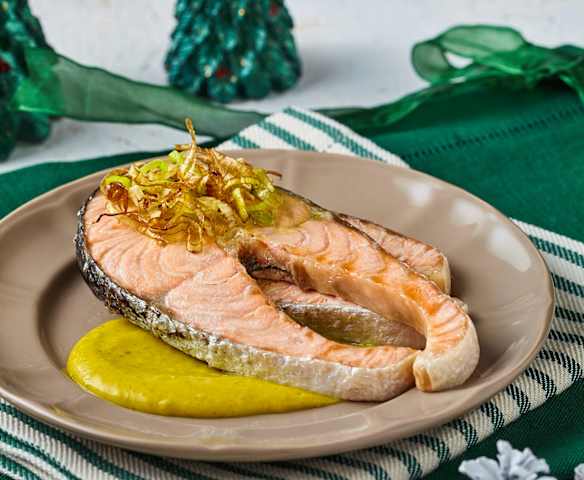 Salmone in salsa al curry con anelli di porro croccante