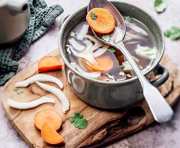 Bouillon détox au fenouil, coriandre, carotte et oignon