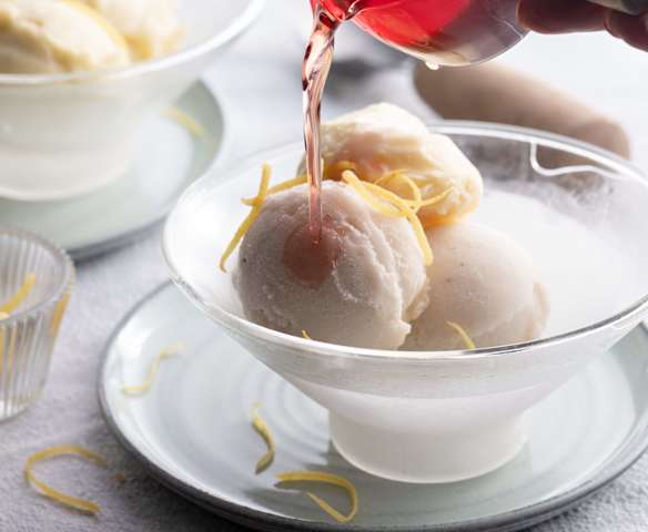 Buttermilch-Zitronen-Eis mit Hagebuttensauce