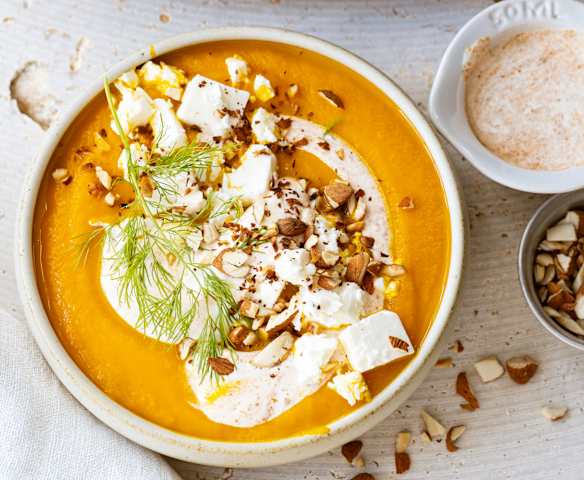 Velouté de carottes au gingembre, dés de feta et amandes grillées