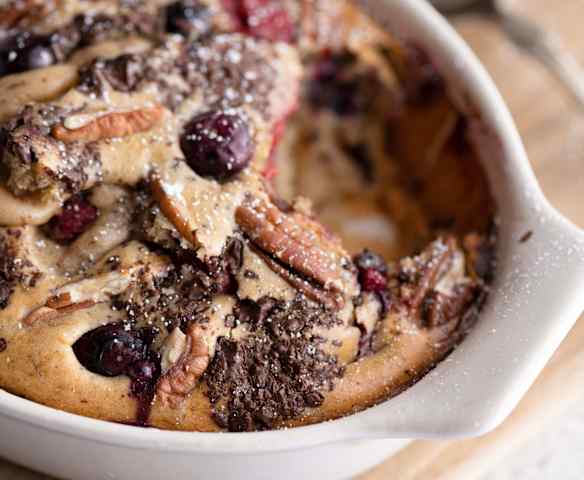 Aveia no forno com chocolate negro e frutos vermelhos