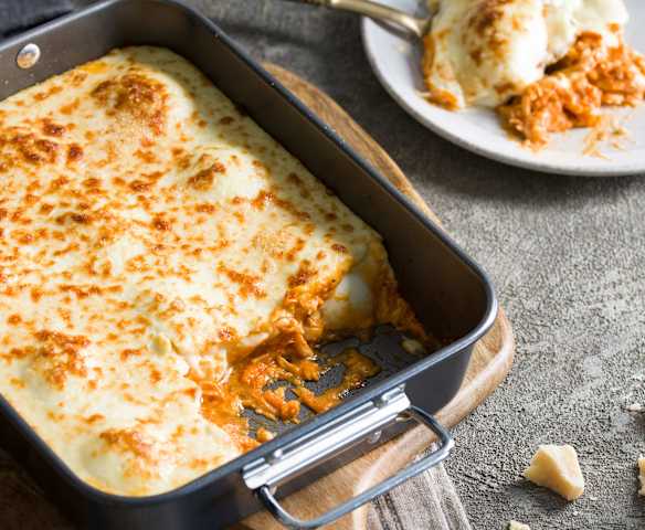 Gratén de huevos rellenos de pollo