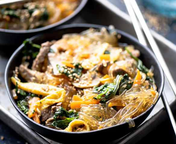 Spaghetti di vetro saltati con manzo e verdure (Japchae) Spaghetti di vetro saltati con manzo e verdure (Japchae)