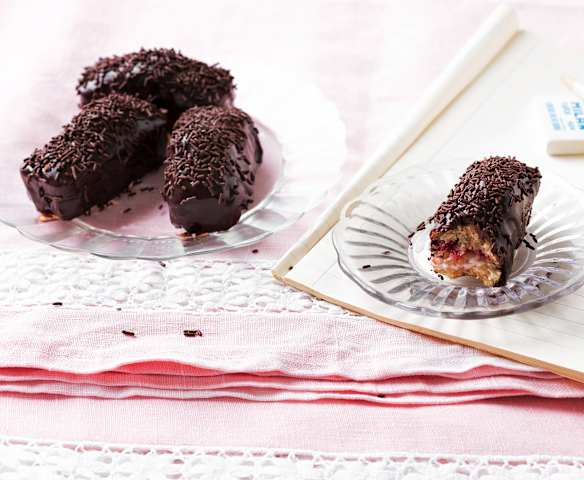 Bizcochitos rellenos de crema y fresa