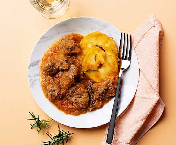 Goulash de ternera con patatas y manzana