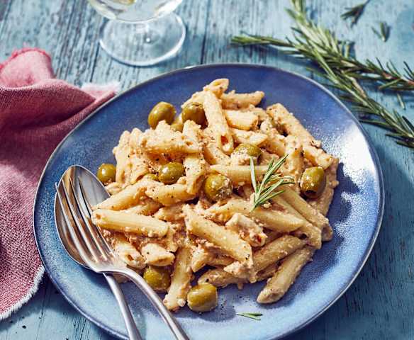 Cremige Feta-Pasta mit Nüssen Cremige Feta-Pasta mit Nüssen