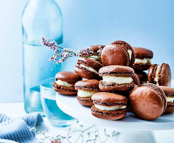 Macarons cacao, ganache au chocolat blanc