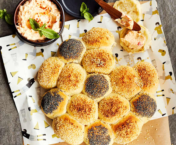Fußballbrot mit Paprikadip Fußballbrot mit Paprikadip