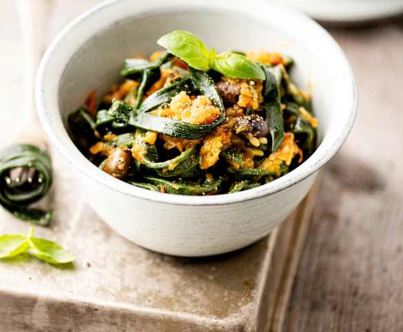 Fideos de espirulina con verduras de verano Fideos de espirulina con verduras de verano