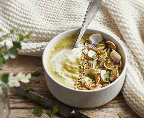 Velouté de poireaux, fenouil, pommes de terre et coques