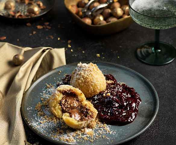 Nougatknödel mit Nussbröseln und Zwetschkenröster (vegan)