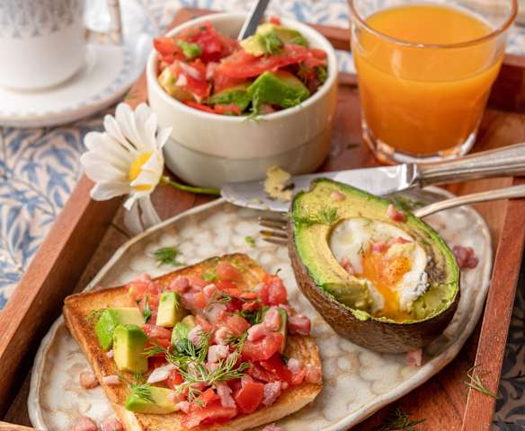 Ouă de prepeliță coapte în avocado, cu piure de roșii și avocado