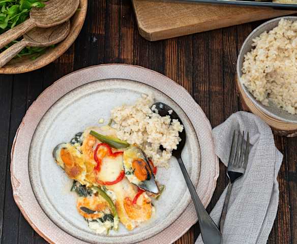 Pescado, mariscos y verduras asadas con arroz integral