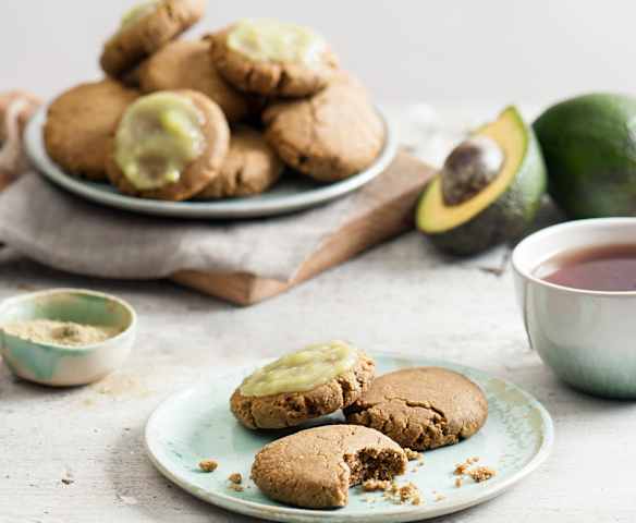 Ciastka ryżowo-migdałowe z herbatą matcha i lukrem z awokado