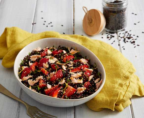 Insalata riso venere, salmone e fragole