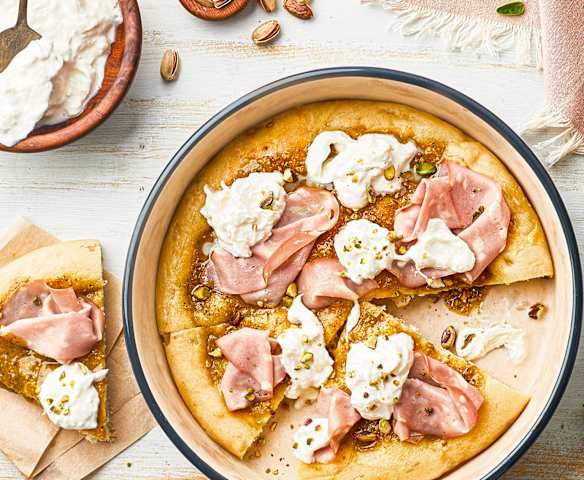 Pizza au pesto de pistache, fromage stracciatella et mortadelle
