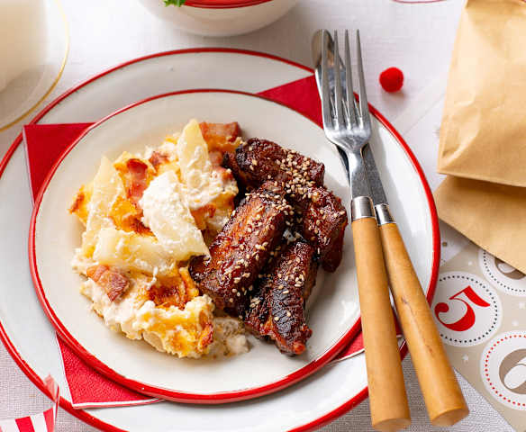 Costillas de cerdo con miel y mostaza con patatas estilo americano