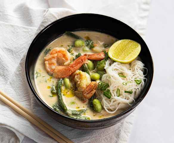 Sopa thai de noodles y camarón