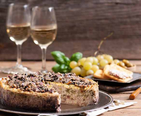 Wytrawny sernik z ziołowym pesto