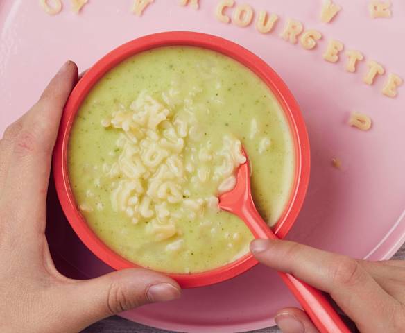 Soupe de courgette, fromage et pâtes alphabet