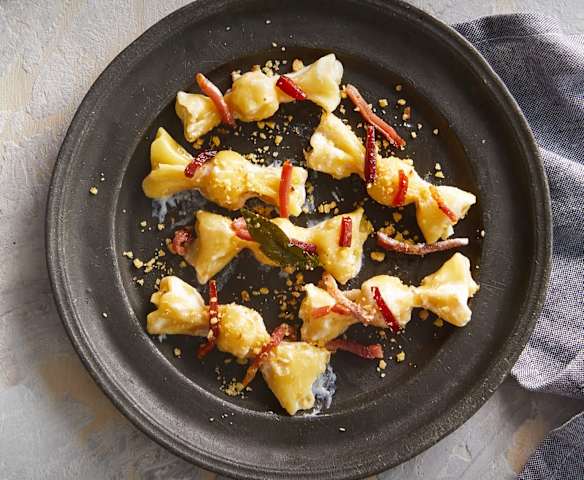 Caramelle ricotta e pere in salsa di speck