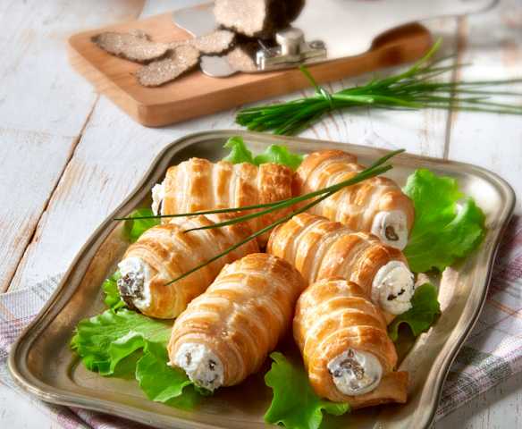 Cannoli ripieni di crema ai formaggi e tartufo nero