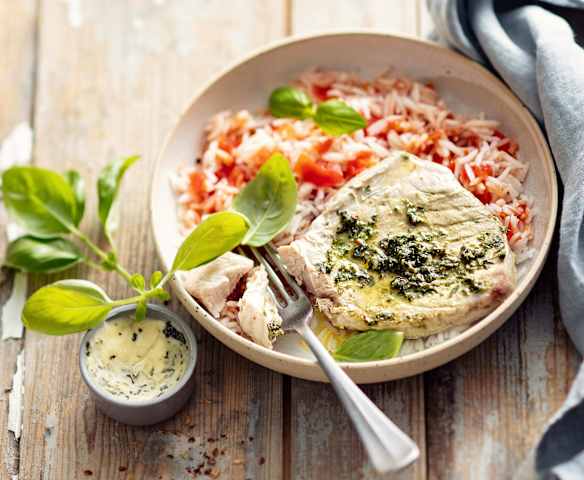 Thon au beurre de basilic, riz et tomates