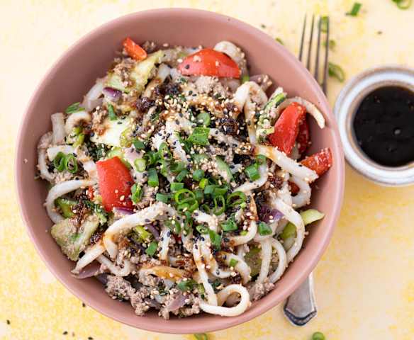 Yaki udon japonais à la viande hachée Yaki udon japonais à la viande hachée