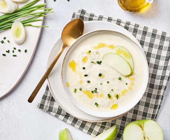Sopa fría de manzana y puerro