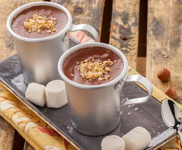Cioccolata calda fondente con nocciole