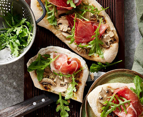 Fladen mit Champignons und Serrano-Schinken
