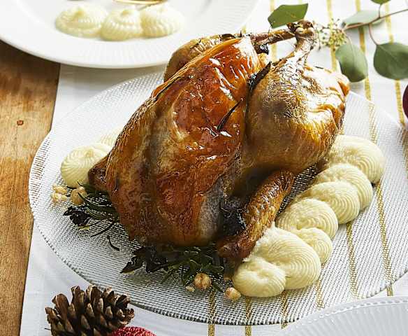 Faraona ripiena di salsiccia e nocciole con purè di patate