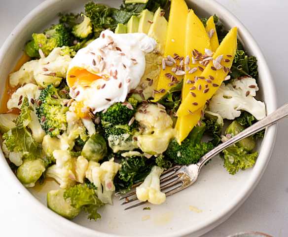 Ensalada tibia de coles de Bruselas con mango, aguacate y huevos
