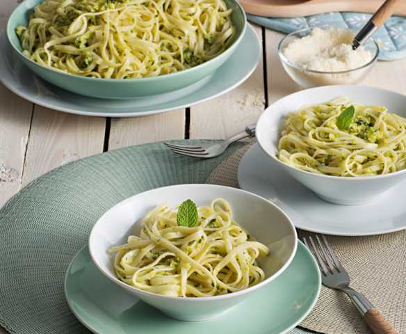 Tallarines con calabacín, menta y limón