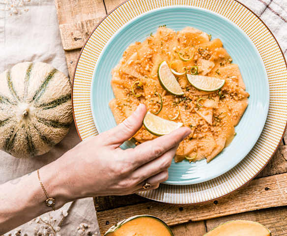 Carpaccio de melon, sauce agrumes-cacahuète