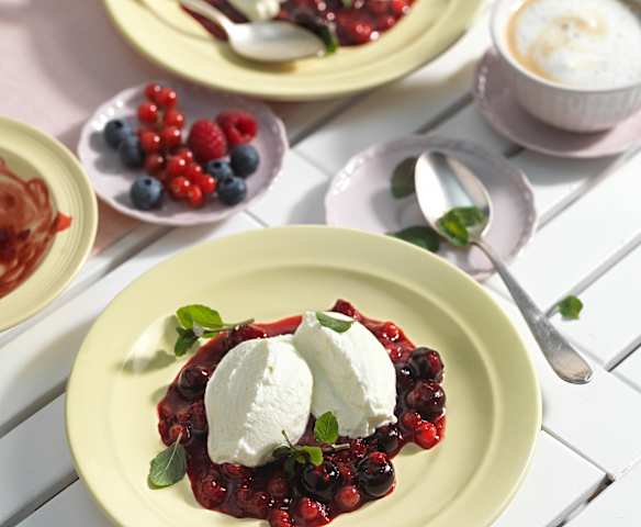 Kalte Topfennockerl auf Beerenröster