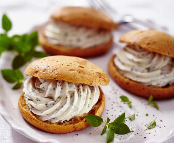 Italienische Windbeutel mit Kräuter-Frischkäse-Füllung