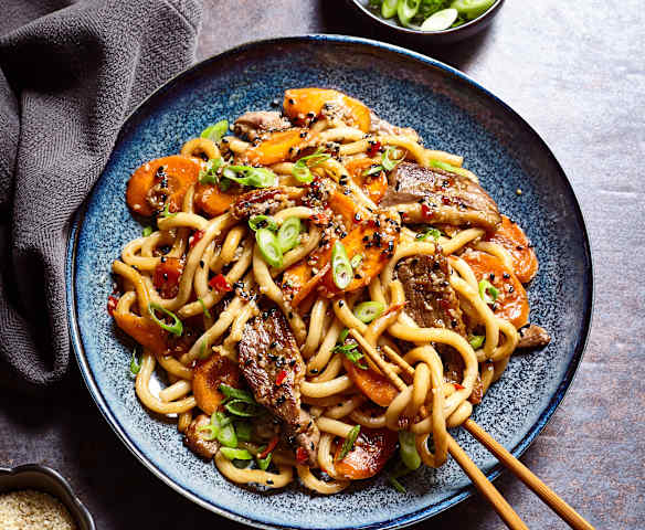 Würzig gebratene Udon-Nudeln mit Ente und Sesam