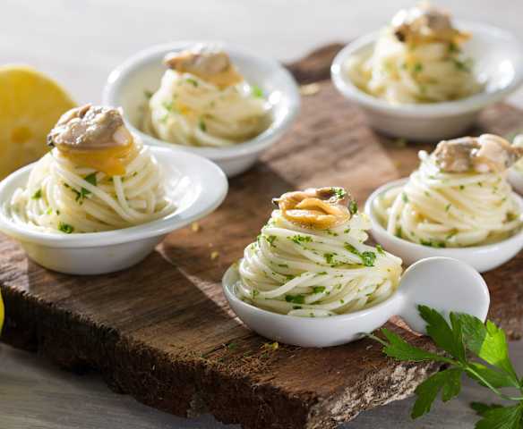 Rollitos de espagueti con almejas y salsa de mantequilla al limón