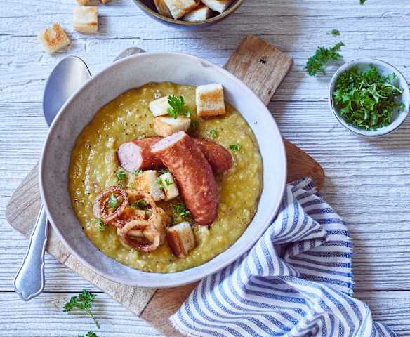 Erbsensuppe mit Würstchen