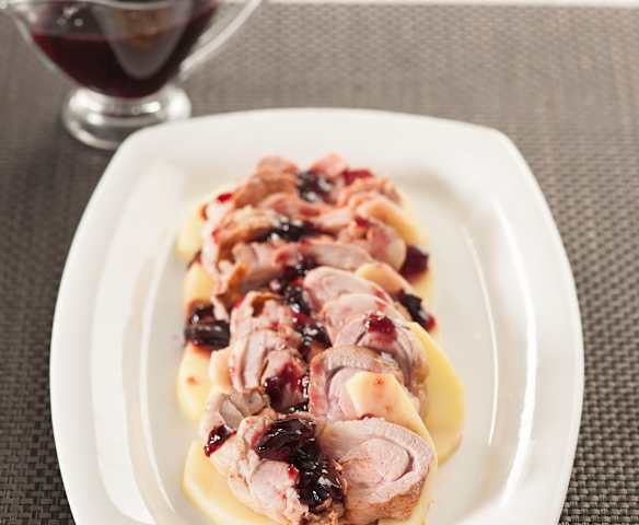 Cabrito al pimentón de la Vera con salsa de cerezas (Cáceres)