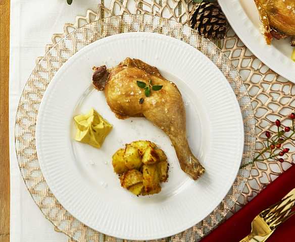Cosce di pollo al sale, patate sabbiate e salsa alla senape Cosce di pollo al sale, patate sabbiate e salsa alla senape