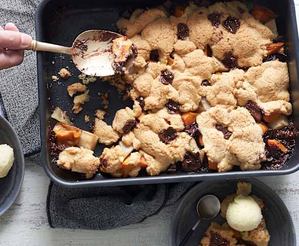 Cobbler de caqui, pera y chocolate