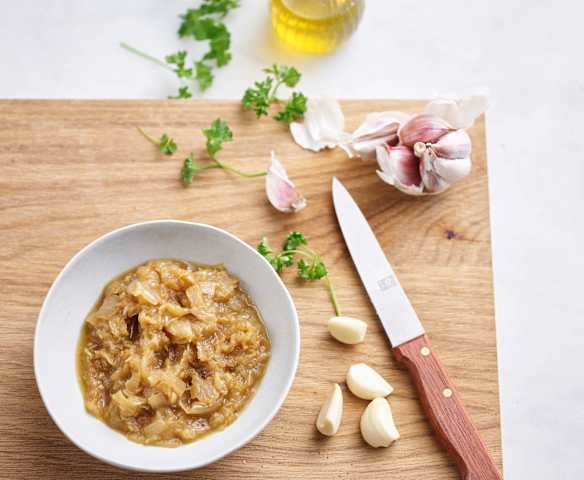 Zwiebeln und Knoblauch leicht anbraten (200 g) Zwiebeln und Knoblauch leicht anbraten (200 g)