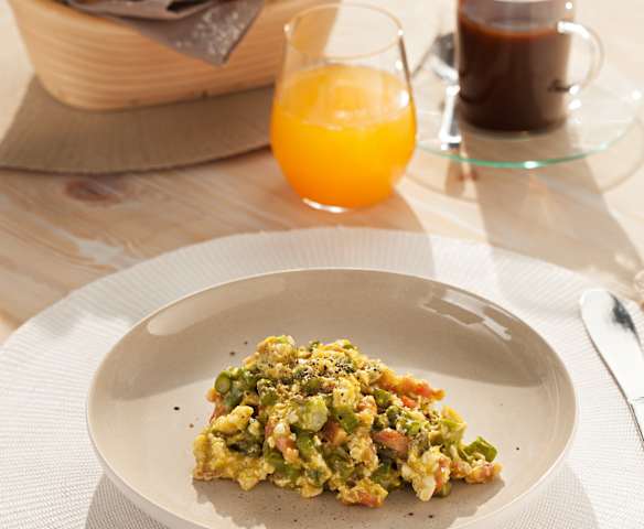 Uova strapazzate con asparagi e bacon