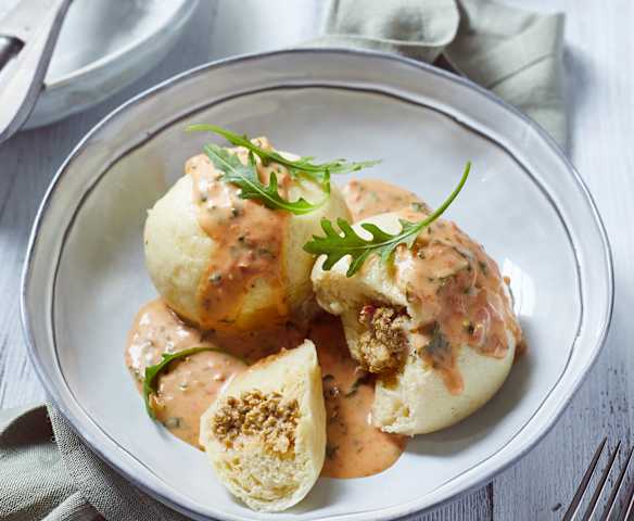Hefeknödel mit Olivencreme und Rucolasauce
