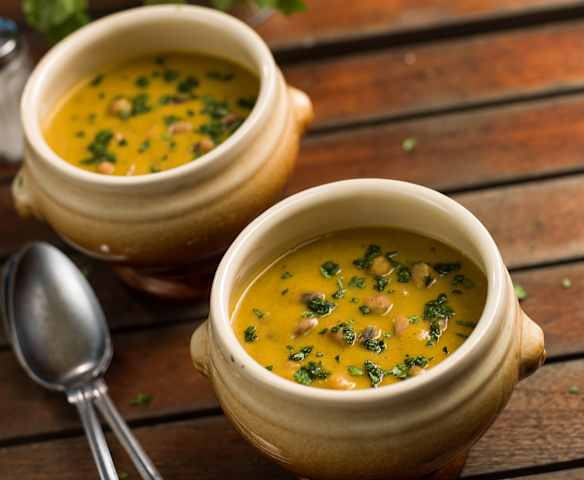 Sopa de feijão frade com coentros