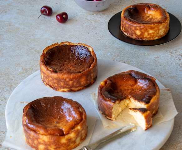 Mini Basque cheesecakes (Dani Valent) Mini Basque cheesecakes (Dani Valent)