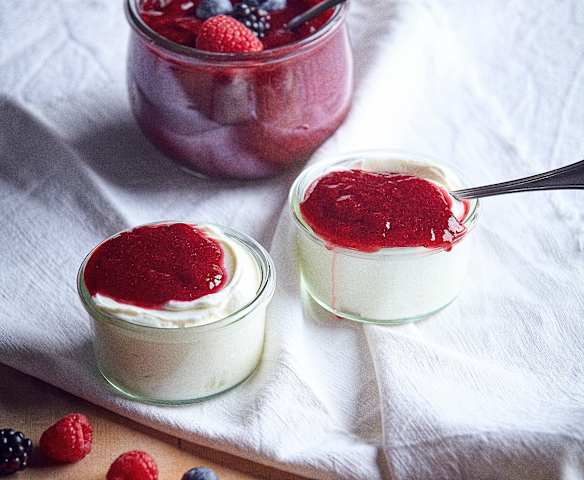 Yogurt ai frutti di bosco (con fermenti per yogurt) Yogurt ai frutti di bosco (con fermenti per yogurt)