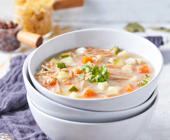 Caldo de pollo con fideos